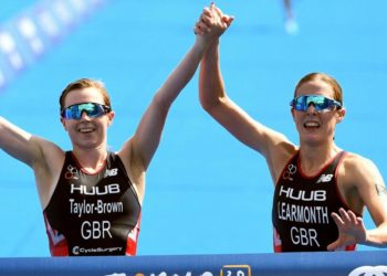 Descalifican a dos triatletas británicas que llegaron juntas a la meta