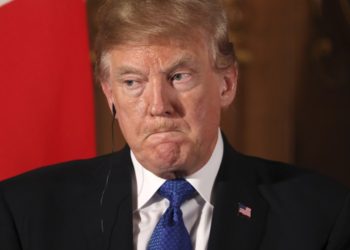 Trump propone control de armas más estricto y debatir reforma migratoria