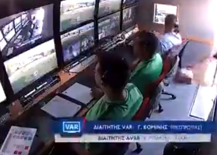 (VIDEO) Los árbitros del VAR piden comida en medio de un partido del fútbol griego