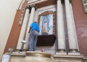 (VIDEO) Mujer ataca por segunda vez a la imagen de la Virgen de Guadalupe en México