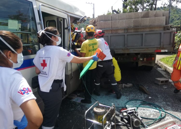 Al menos 10 lesionados deja accidente de tránsito en carretera a Los Planes de Renderos