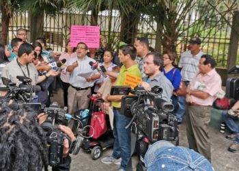 Empleados despedidos exigen mesa de diálogo con el Ejecutivo