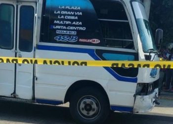 Altercado entre microbusero y motociclista termina con disparo en Santa Tecla