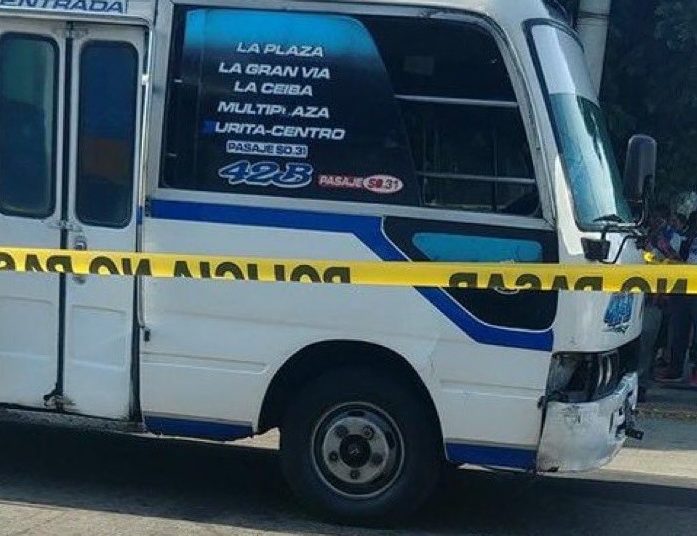 Altercado entre microbusero y motociclista termina con disparo en Santa Tecla
