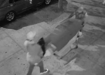 Cámaras captan a dos hombres que transportan un cadáver en un carretilla de supermercado