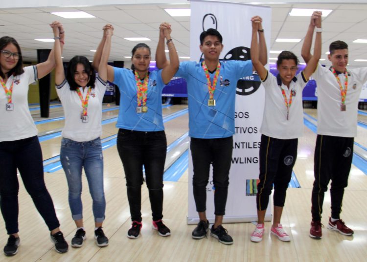 Centro Escolar de Jiquilísco destaca en el Bowling
