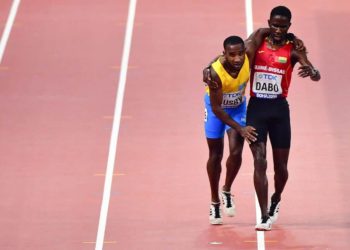 (VIDEO) Atleta ayuda a corredor a concluir la carrera en Doha