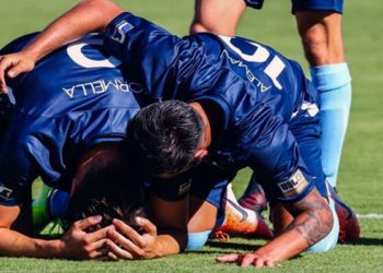 (VIDEO) Jugó sin decir a nadie que su padre murió de cáncer, su equipo lo supo al verlo llorar tras anotar