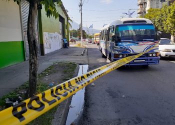 Agente de la PNC frustra asalto en microbús de la ruta 21