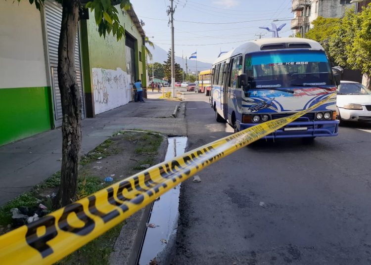 Agente de la PNC frustra asalto en microbús de la ruta 21