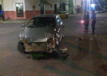 Guatemalteco en estado de ebriedad choca con un taxi y deja una mujer con lesiones
