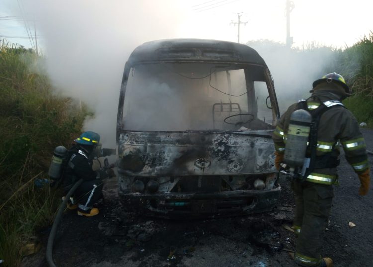 Queman microbús de la ruta 140 en las cercanías de Nejapa Power