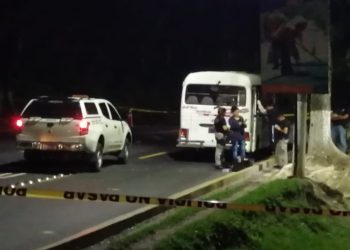 Matan a hombre que pretendía huir de varios pandilleros en un microbús de la ruta 11-B