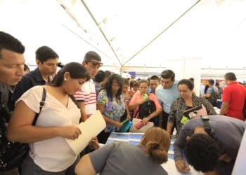 Miles de salvadoreños acuden a “Primer Encuentro para el Empleo” en plaza Gerardo Barrios