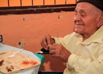 Abuelos del Sara Zaldivar degustaron un almuerzo de tilapias donadas por el MAG