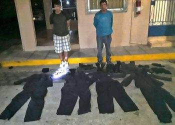 Capturan a dos sujetos y les decomisan uniformes de fatiga de la PNC
