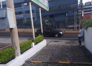 Alertan a PNC por hombre que durmió sobre el Paseo General Escalón