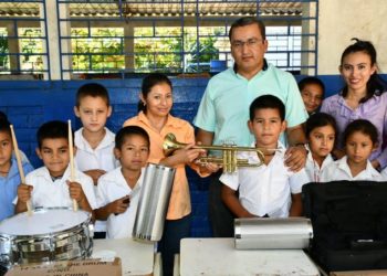 Banda musical que desfiló con botes de leche, estrenará instrumentos musicales