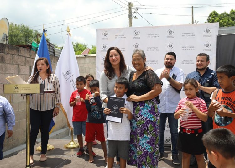 Michelle Sol entrega 100 escritura de propiedad a familias de la comunicad La Naval