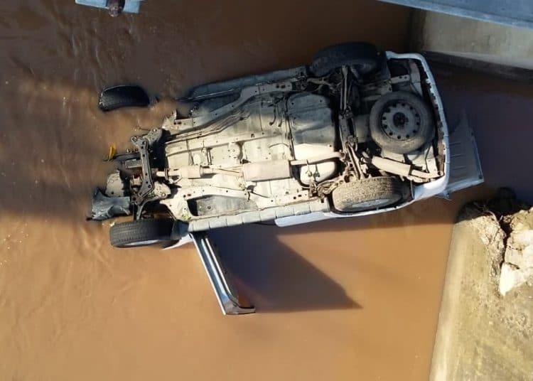 Hombre pierde el control de su auto y cae al río en puente Melara