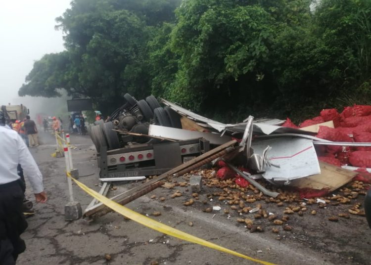 (VIDEO) Guatemalteco muere en accidente de tránsito sobre carretera a Sonsonate
