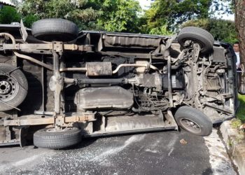 Microbús escolar choca y deja cuatro niños lesionados en Santa Tecla