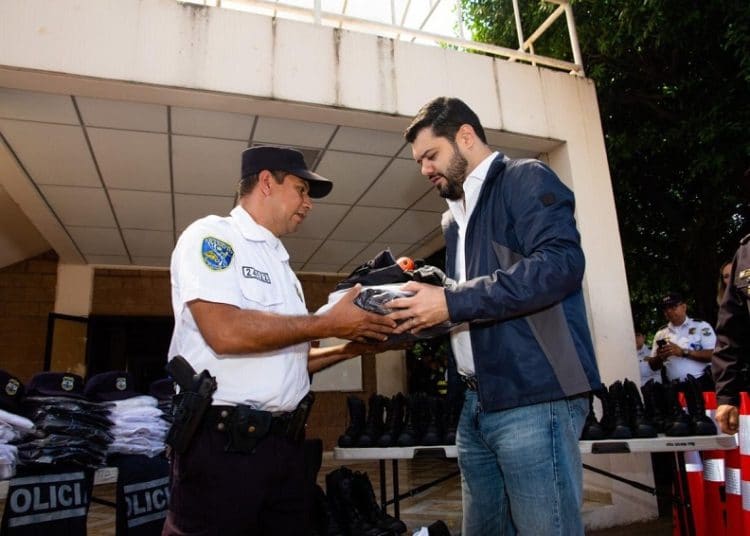 Autoridades de Seguridad entregan uniformes y botas a elementos de la PNC