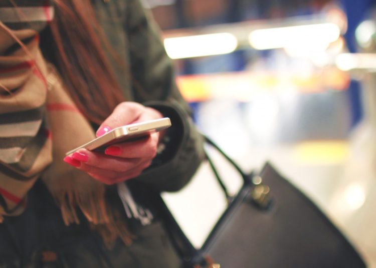 Joven muere después que su madre le enviara por error cientos de emoticonos enfadados