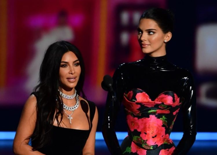 (VIDEO) Kim Kardashian pasa un mal momento durante la ceremonia de los premios Emmy 2019
