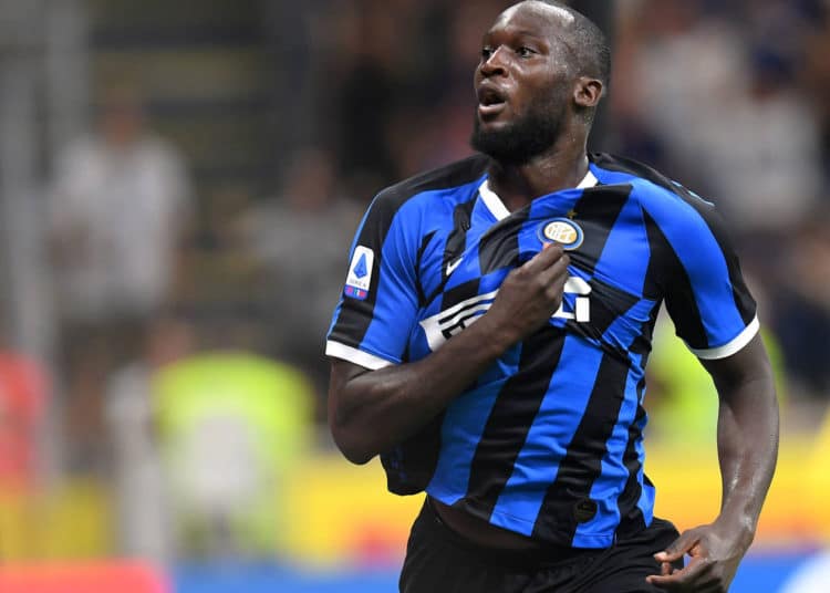 (VIDEO) Periodista despedido por decir que la única manera de frenar a Lukaku es «dándole 10 bananas»