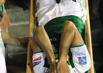 (VIDEO) Jugador se fractura, no había ambulancia y fue llevado a un hospital en el baúl de un taxi