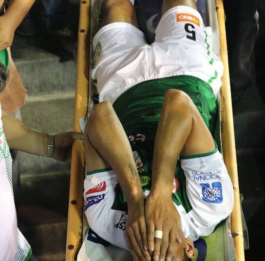 (VIDEO) Jugador se fractura, no había ambulancia y fue llevado a un hospital en el baúl de un taxi