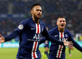 (VIDEO) Neymar recibió una lluvia de proyectiles y respondió con un golazo