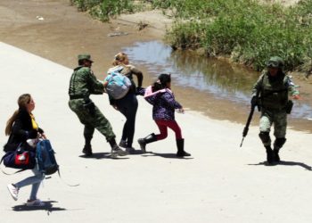 Juez federal bloquea las detenciones de migrantes impuesta por Donald Trump