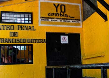 Habilitan tiendas en centros penales