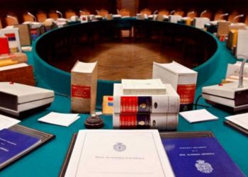 La RAE : Es correcto decir “subir para arriba” y “bajar para abajo”