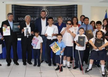 Entregan libros impresos en sistema braille a escuela de ciegos y bibliotecas de San Salvador