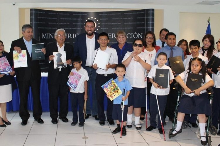 Entregan libros impresos en sistema braille a escuela de ciegos y bibliotecas de San Salvador