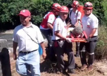 Rescatan a hombre que cayó de un árbol de jocote y se precipitó sobre una ladera en La Libertad