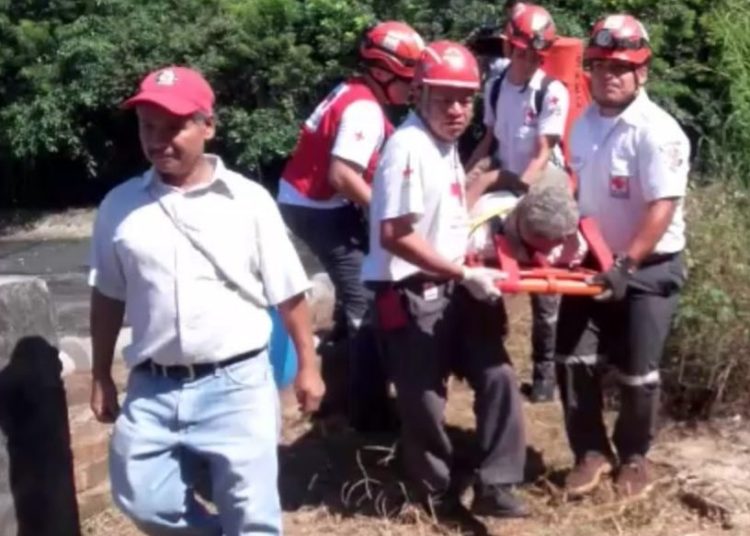 Rescatan a hombre que cayó de un árbol de jocote y se precipitó sobre una ladera en La Libertad