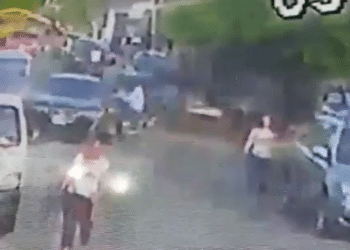 (VIDEO) Imprudencia de conductor provoca grave accidente de tránsito en Zacatecoluca