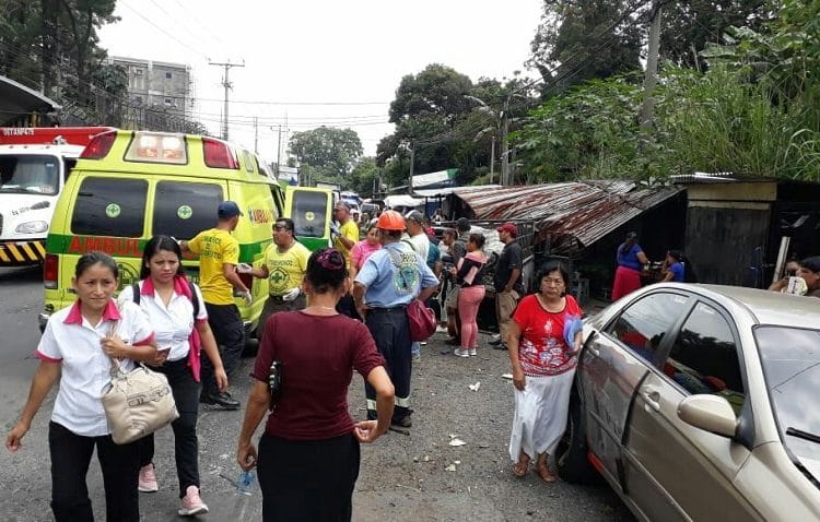 Múltiple accidente frente a penal La Esperanza deja varios lesionados