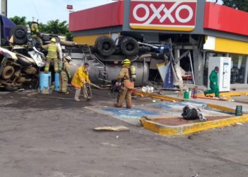 Al menos 4 heridos al impactar pipa que trasportaba ácido nítrico contra tienda de conveniencia en México