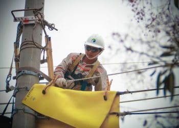 EEO mejora red eléctrica y beneficia a 56 familias en Morazán