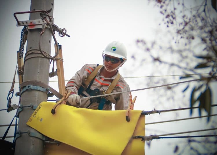 EEO mejora red eléctrica y beneficia a 56 familias en Morazán