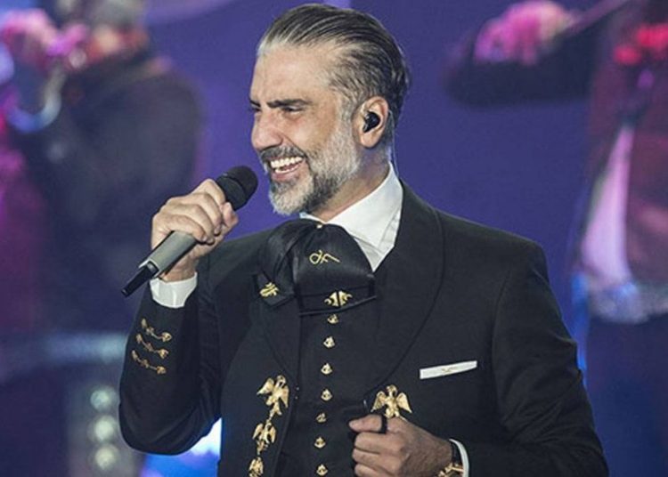 (VIDEO) Admirador le da susto a Alejandro Fernández cuando trata de entregarle un ramo de flores