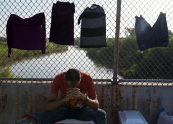 Gobierno de Trump anuncia que limitará permiso de trabajo a asilados