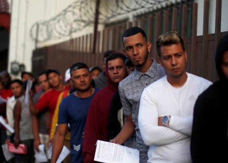 Juez federal bloquea restricciones al asilo aprobadas por Trump