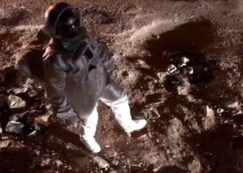 (VIDEO) Se viste de astronauta y fingió caminar sobre cráteres lunares para denunciar mal estado de las calles