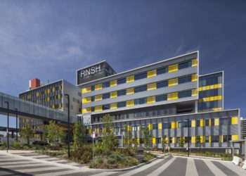 Una lijadora de banda atrapa el pantalón y los genitales de un hombre